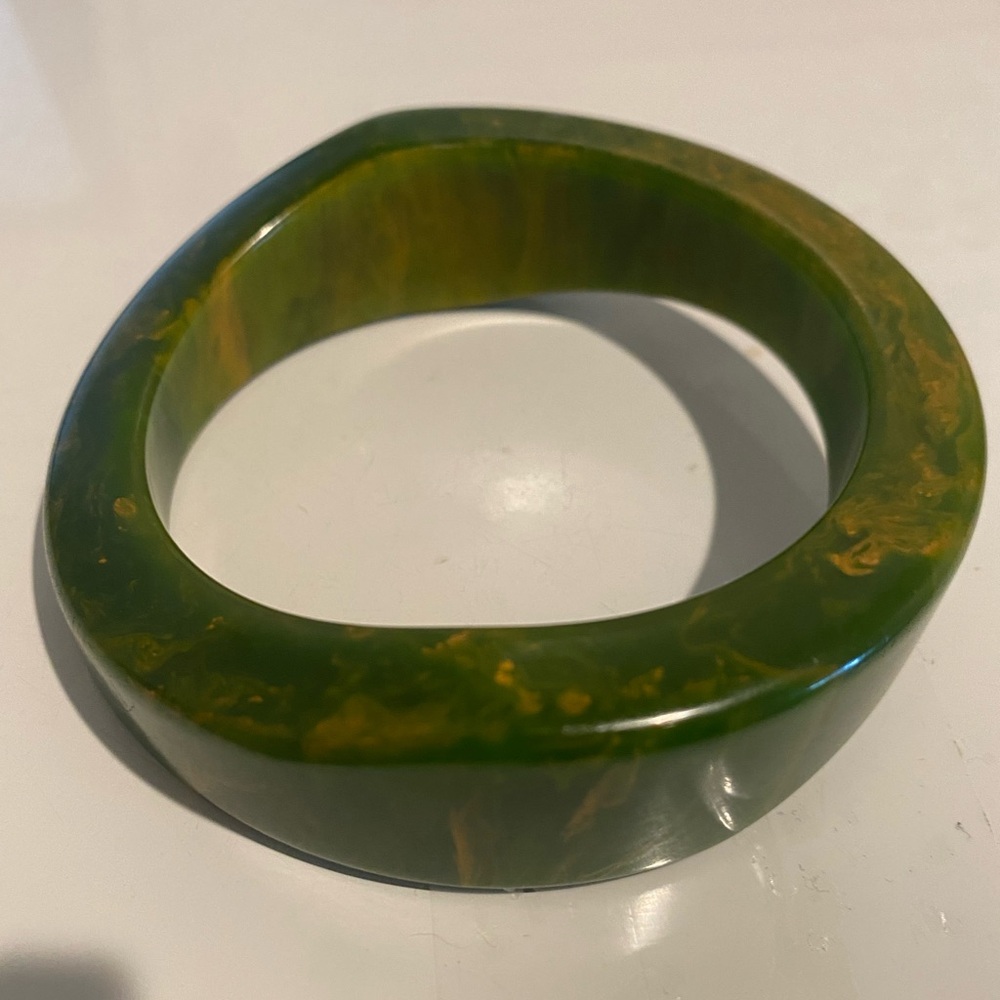 Green Marbled Bakelite Bangle Bracelet ODD SHAPE WAVY EDGE BANGLE BRACELET 💚💛